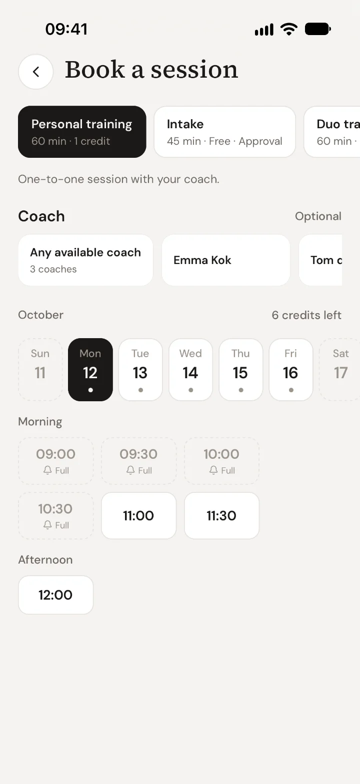 Een personal training boeken in de Trainnode-app: vrije tijden op maandag 12 oktober, met 11:00 geselecteerd.