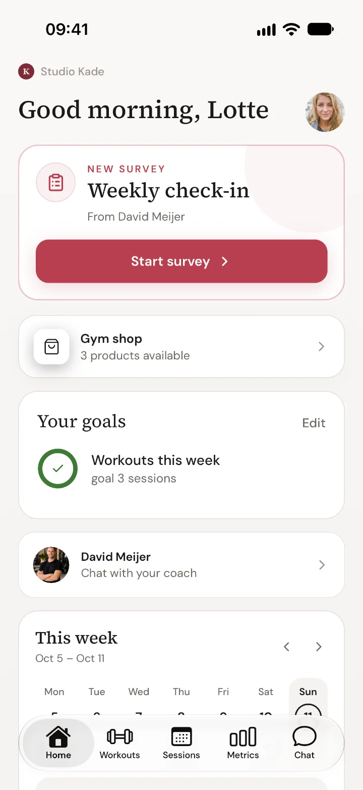 The Trainnode app home screen in Studio Kade’s colours: the studio logo, a weekly check-in card with a dark red button and the client’s goals.