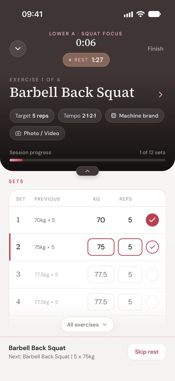 A workout in the Trainnode app in Studio Kade’s colours: Barbell Back Squat under a dark brown header with the current set marked in dark red.