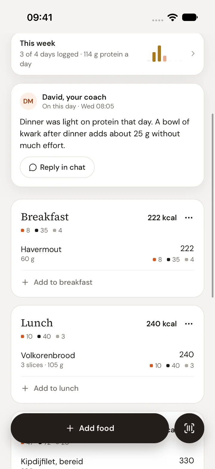 A food day in the app with the coach’s comment on that day and a Reply in chat button, above breakfast and lunch.