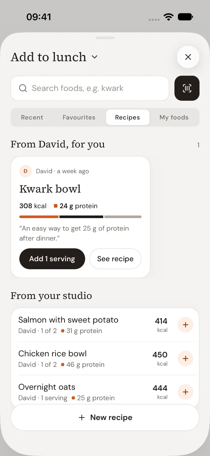 Het tabblad Recipes in de Trainnode-app: de Kwark bowl van David bovenaan met zijn notitie, daarna de zalm, chicken rice bowl en overnight oats van de studio.