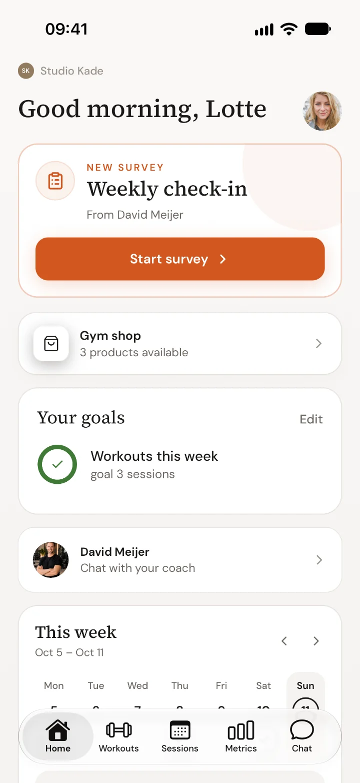 The Home screen of the Trainnode app with a weekly check-in, the gym shop, goals and a chat with the coach.