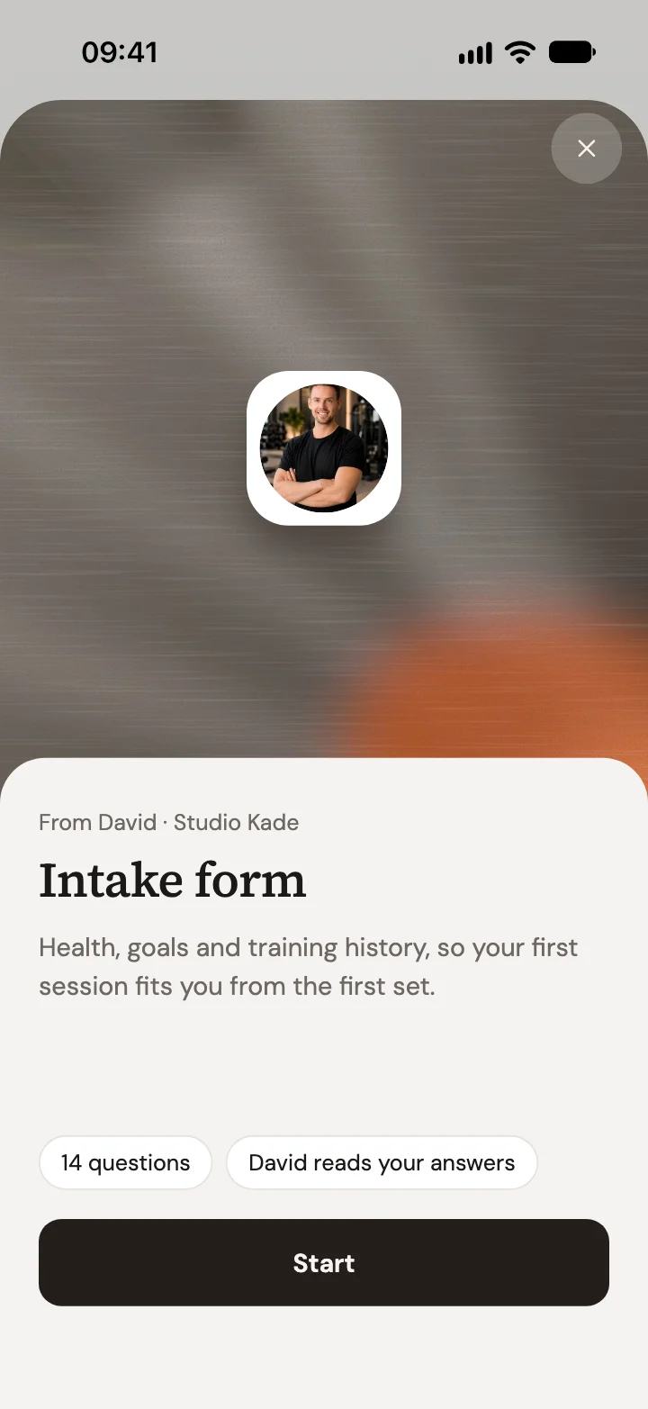 Een intakeformulier dat opent in de Trainnode-app: de foto van de coach, From David · Studio Kade, 14 vragen, David reads your answers, en een knop Start.