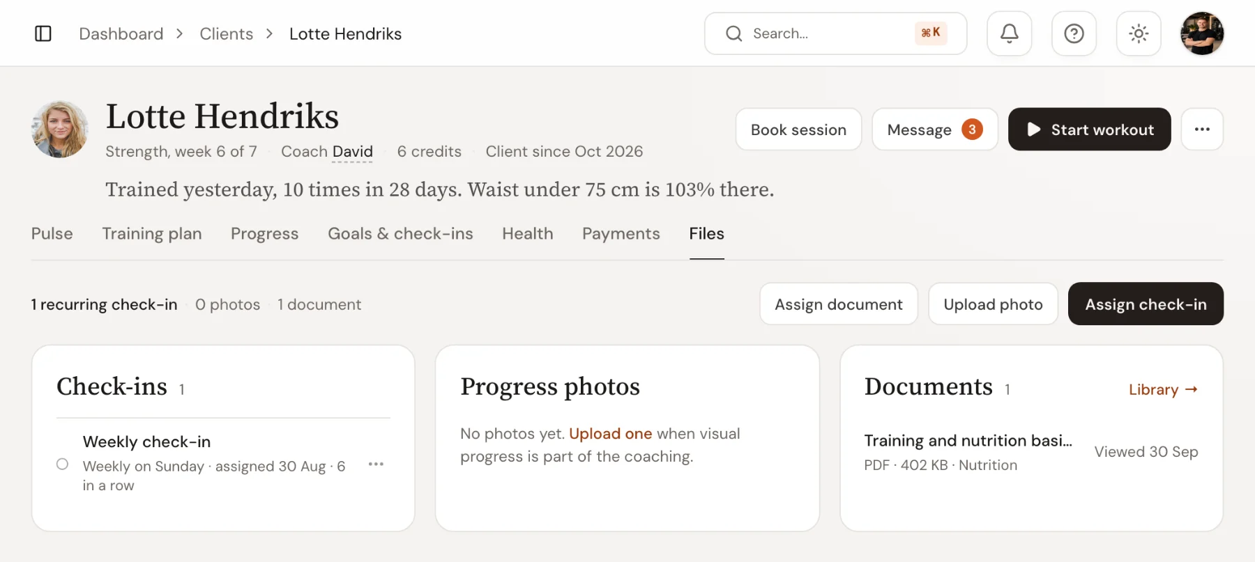 Het tabblad Files van een klant in Trainnode: een wekelijkse check-in, voortgangsfoto’s en een voedingsdocument dat de klant op 30 september bekeek.